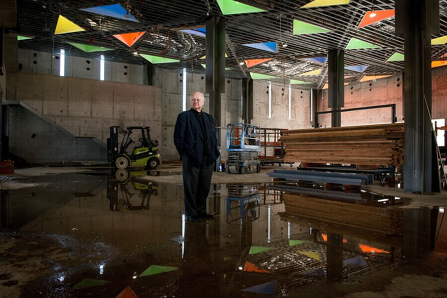 Architect-Glenn-Murcutt-and-the-Mosque-he-designed,-mid-construction