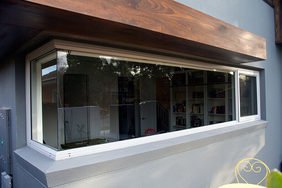 Kew-House---Custom,-aluminium-framed-corner-window