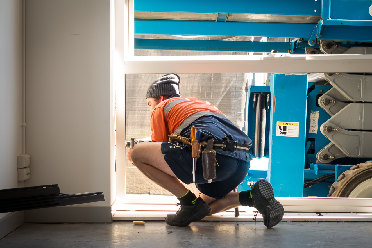 How to Choose the Right Tracks for an Aluminium Sliding Door DSC0028