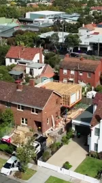 Precision and innovation at work in @nicon_built’s Port Melbourne project. Featuring a double-glazed, butt-joint corner window for uninterrupted views and top energy efficiency. Crane installation? No problem—our team delivers complex architectural solutions with seamless execution.